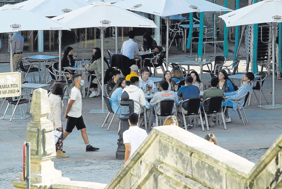 Los hosteleros apuntan a un “desfase generalizado” en el uso de la mascarilla  en las terrazas