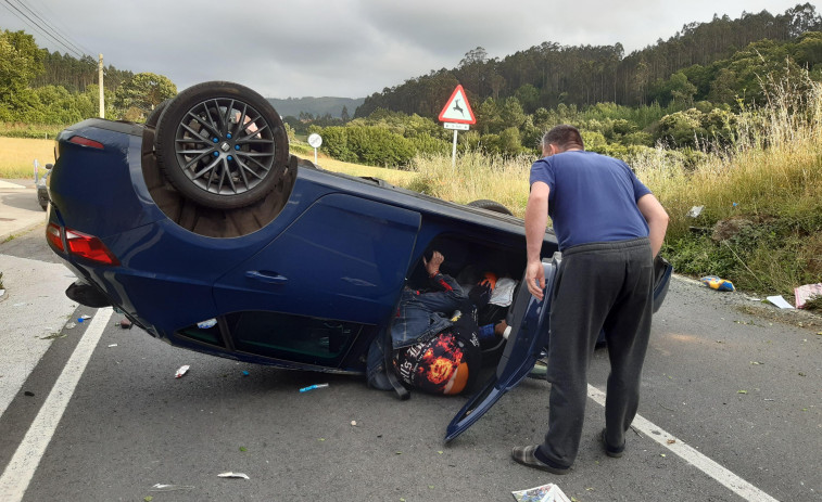 Un vecino de Cerceda resulta herido tras sufrir una espectacular salida de vía en Bustelo, Vilaño