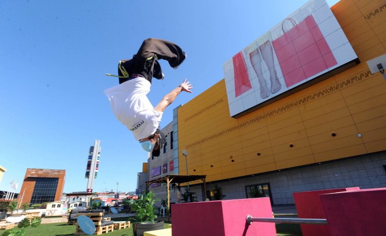 El parkour llena de acrobacias la plaza de Marineda City