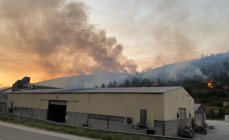 Desplegados siete medios aéreos del Ministerio en el incendio de Carballeda de Valdeorras