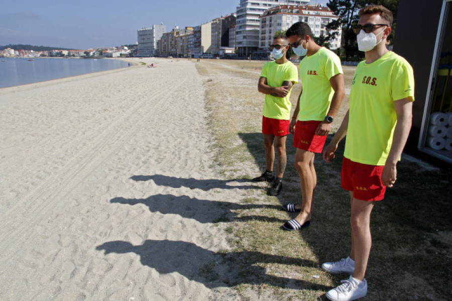 Tres nuevos positivos entre socorristas bajan la bandera azul en cuatro playas de Sanxenxo