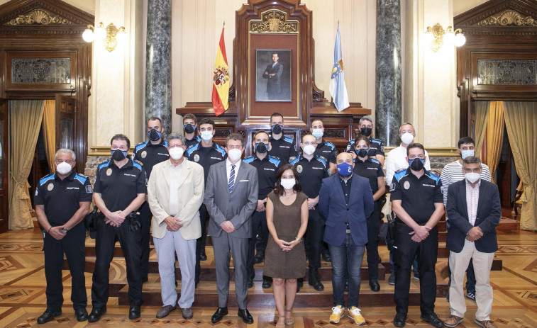 María Pita acoge el acto de ascenso a oficiales a doce agentes de la Policía Local