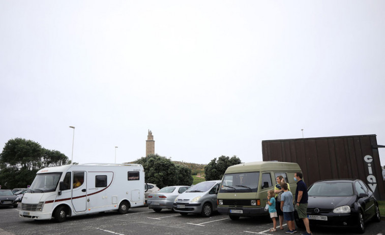 Las caravanas amenazan con invadir el párking de la Torre