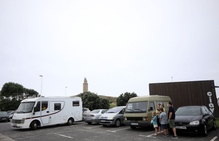 Las caravanas amenazan con invadir el párking de la Torre