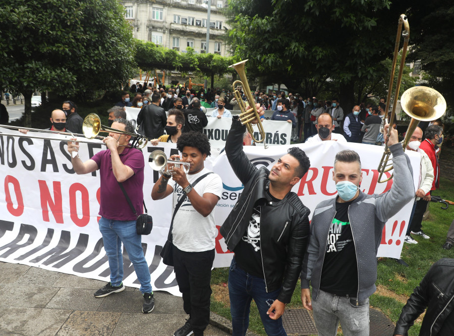 Las orquestas gallegas sacan la verbena a la calle para protestar por el protocolo covid