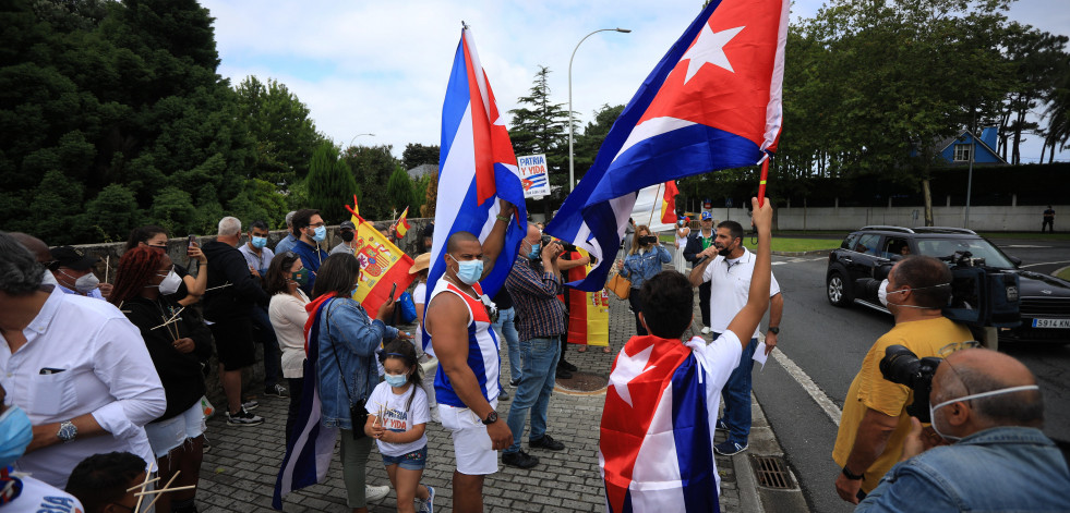 Cerca de un centenar de ciudadanos reclama “libertad” para Cuba ante la estatua del Che