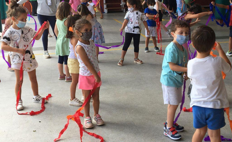 Decenas de niños de Abegondo participan en la Bibliodiscoteca dentro del programa “Ler conta moito”