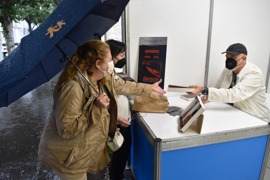 Las historias hacen frente al agua en el tercer día de la Feria del Libro de A Coruña