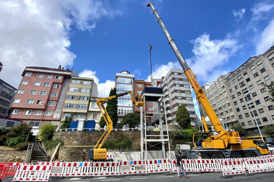 Las grúas instalan el nuevo ascensor de Os Castros tras casi seis meses de obras