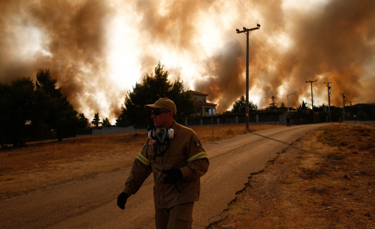 Grecia se quema mientras la ola de calor extrema sigue azotando el país