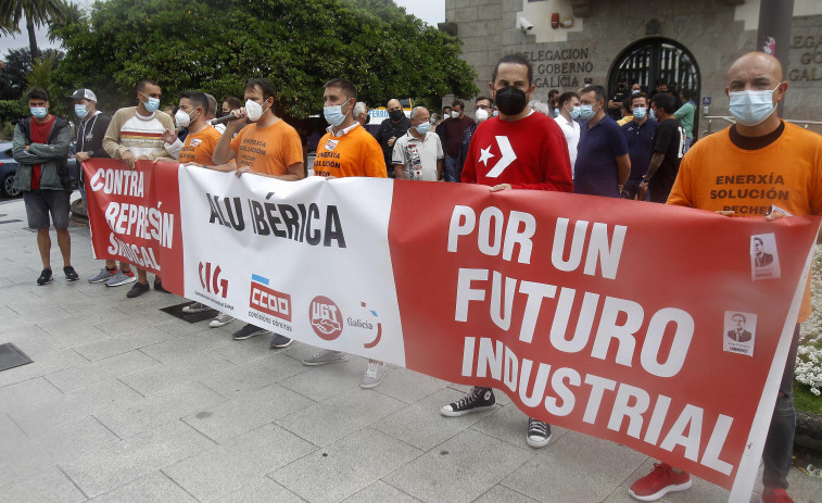 Los trabajadores de Alu Ibérica se concentran para exigir la intervención de la planta