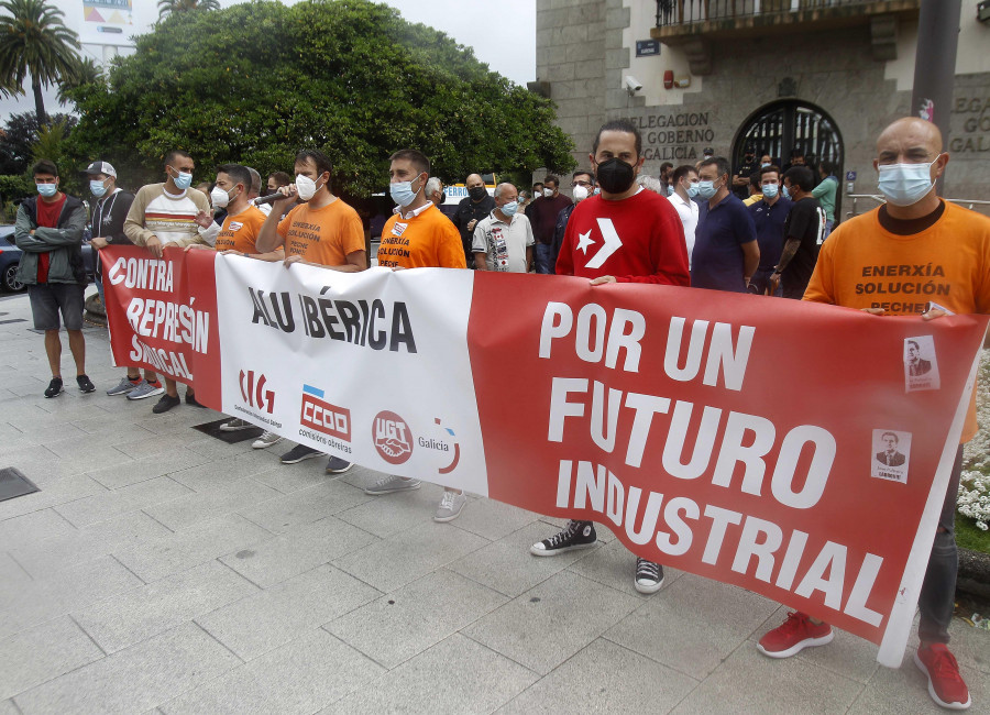 Los trabajadores de Alu Ibérica se concentran para exigir la intervención de la planta