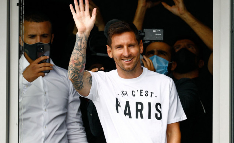 Messi aterriza en París arropado por cientos de aficionados para firmar por el PSG