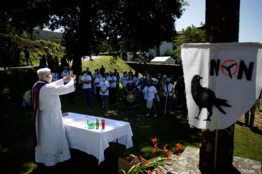 Monfero dedica una misa al patrón del viento para pedirle que frene la proliferación de los eólicos