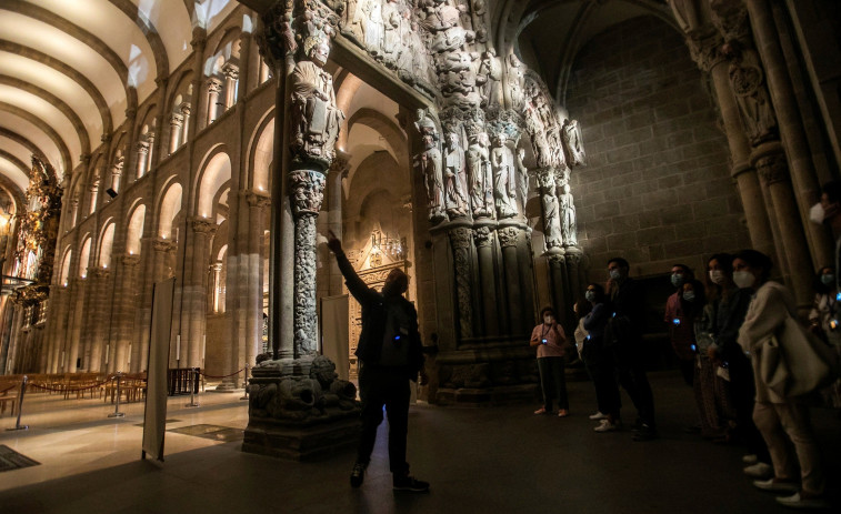 El Pórtico de la Gloria se llena de luz para las visitas nocturnas de la Catedral de Santiago