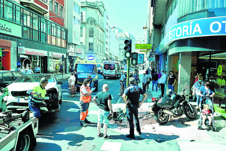 Un accidente en el giro prohibido de San Andrés a la calle Alta se salda con dos heridos de gravedad