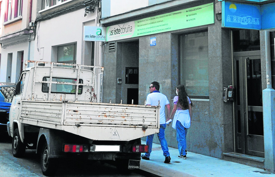 El barrio de Os Mallos soporta un nuevo tipo de ocupación: la de los bajos comerciales