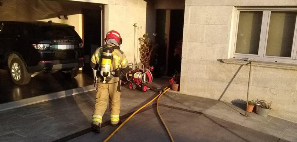 Los servicios de emergencia extinguen un fuego en una vivienda de Oleiros