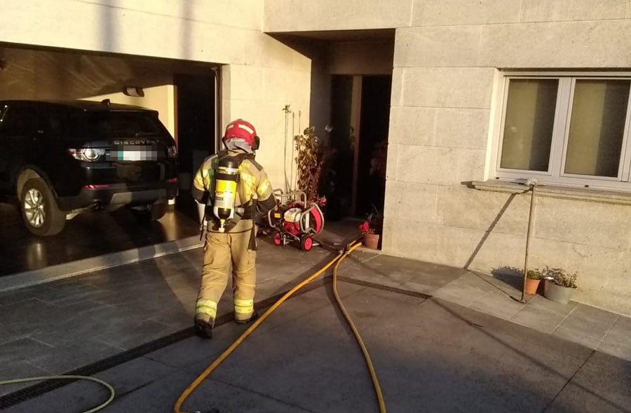 Los servicios de emergencia extinguen un fuego en una vivienda de Oleiros