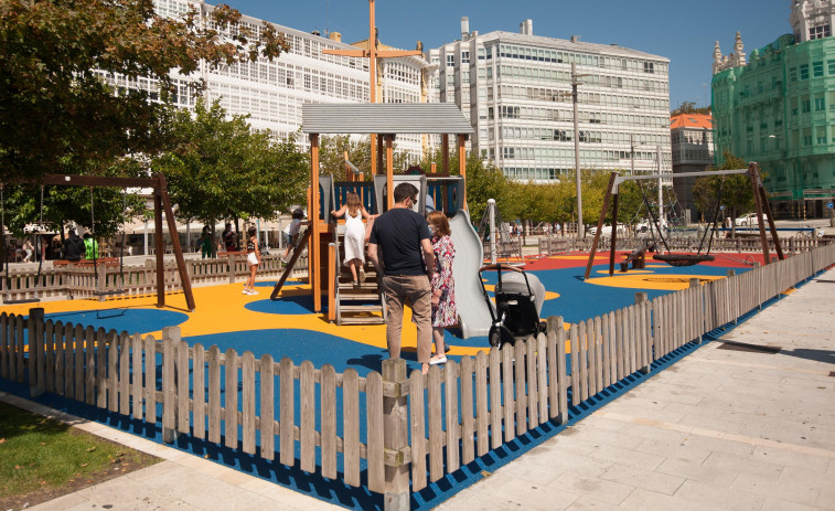 El Ayuntamiento reabre el parque infantil de La Marina tras realizar obras de mejora