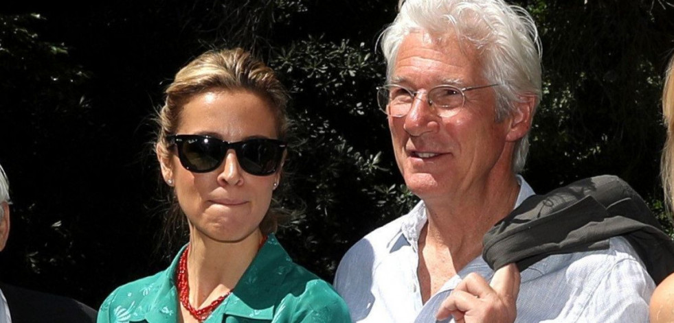 Richard Gere y su mujer, de vacaciones en Oleiros