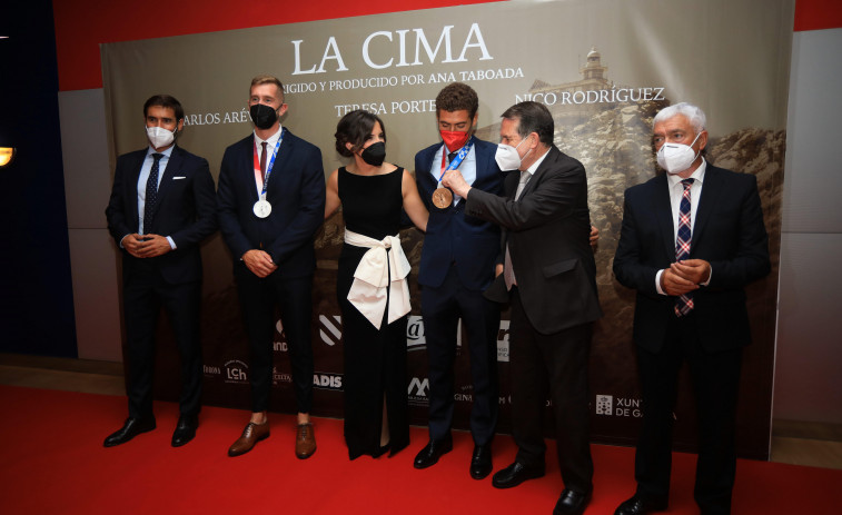 Olímpicos gallegos y políticos asisten al estreno de “La Cima”