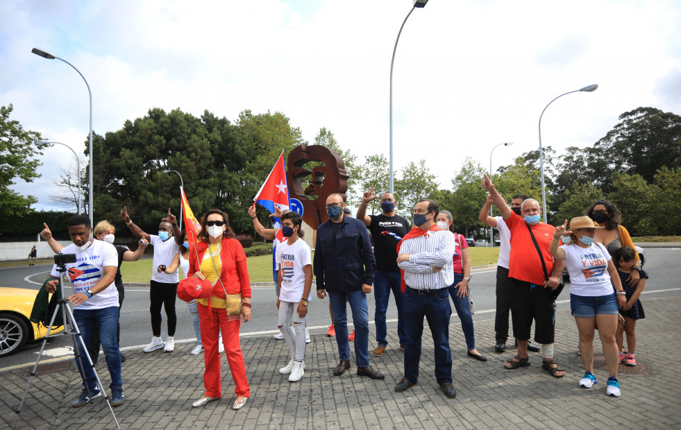 Una manifestación rodada exige en Oleiros la condena de la violencia en Cuba