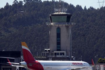 Avión de Iberia en el aeropuerto de Alvedro