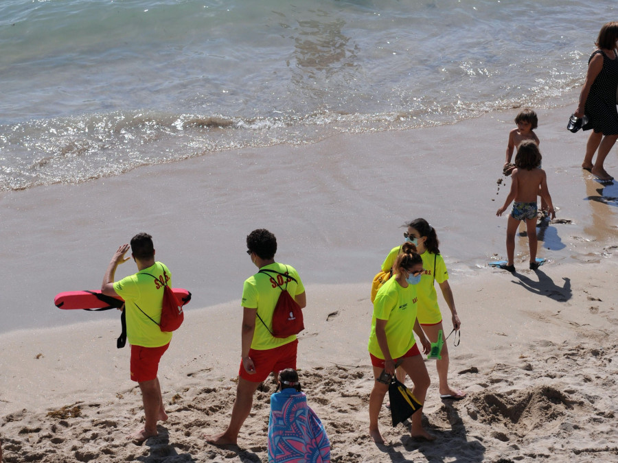 Aumentan ligeramente los rescates en los arenales coruñeses con la mejora del tiempo