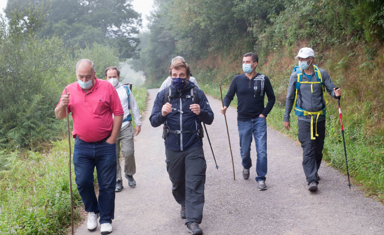 Martínez Almeida comienza en Galicia el Camino Primitivo desde Baleira