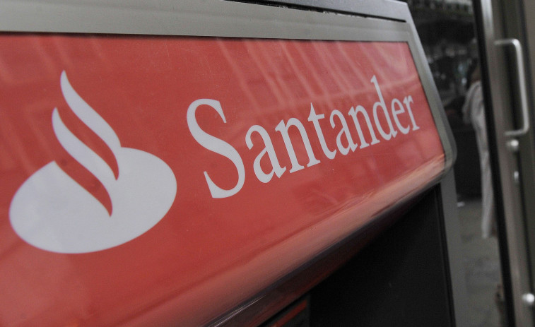 Revientan una oficina del Santander en Oza dos Ríos introduciendo gas por el cajero