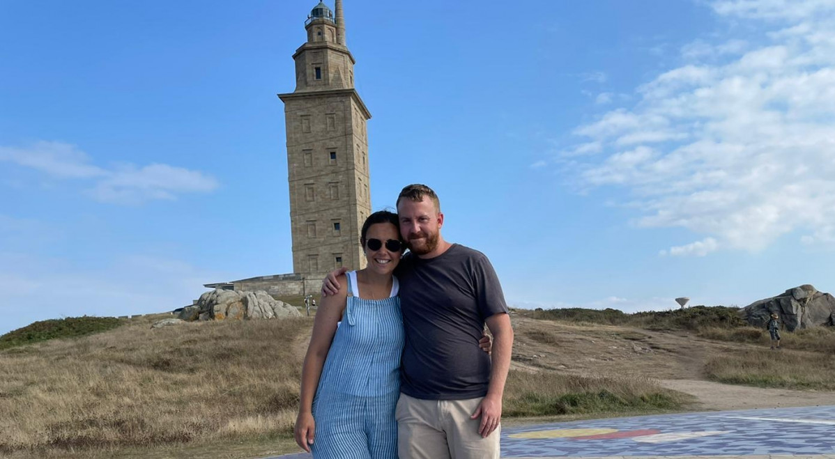 La coruu00f1esa Julia Pastur con su marido en la Torre de Hu00e9rcules