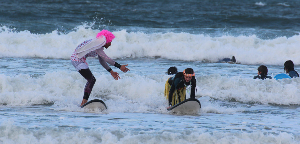 Oleiros abre mañana el plazo para inscribirse en las escuelas municipales de surf y de golf