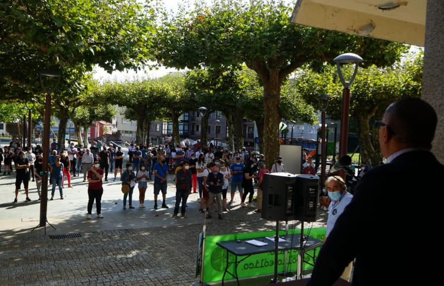 Carral clama en la calle en contra de la construcción del parque eólico de As Encrobas