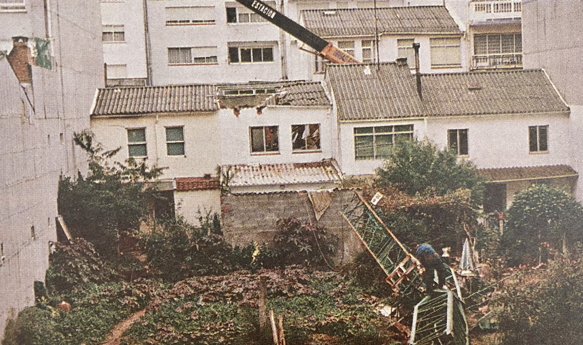 Una grúa se derrumba sobre unas casas en Sada