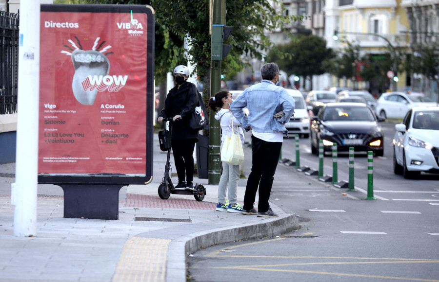 Movilidad busca un remedio para  el carril bici de la plaza de Ourense