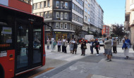 Los vecinos reciben con aplausos la vuelta de los autobuses de la línea 11 a su barrio