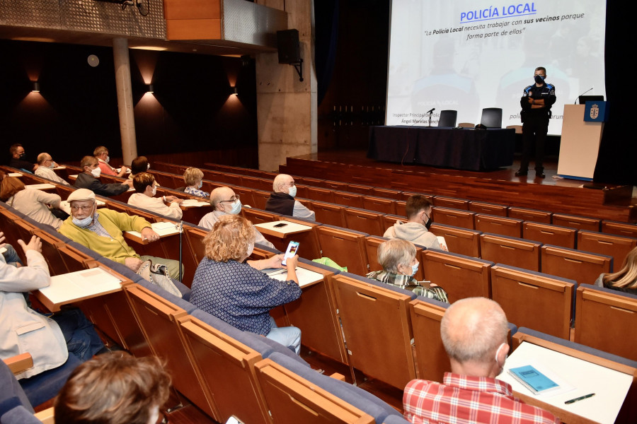 La presentación de la Policía Comunitaria se limitó a una petición de información vecinal