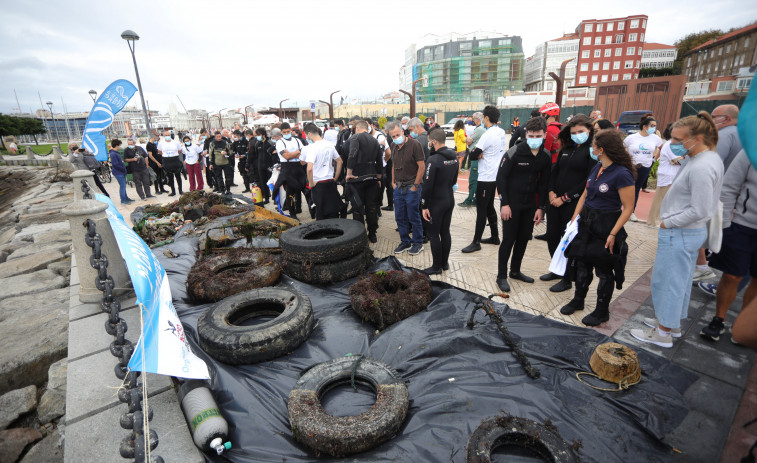 Un centenar de buceadores retira más de dos toneladas de residuos en la limpieza del mar