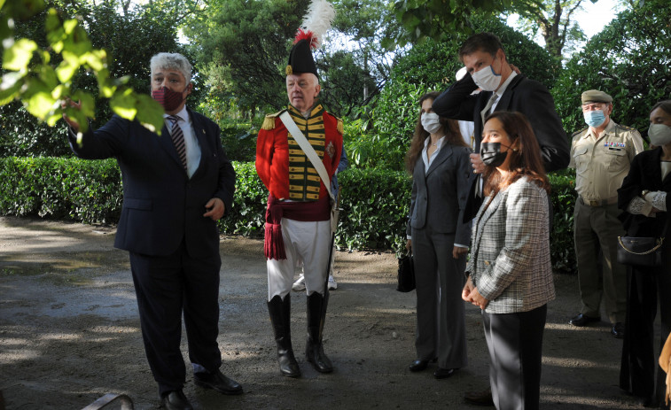 Inés Rey recibió ayer al embajador británico con una ofrenda floral a sir John Moore