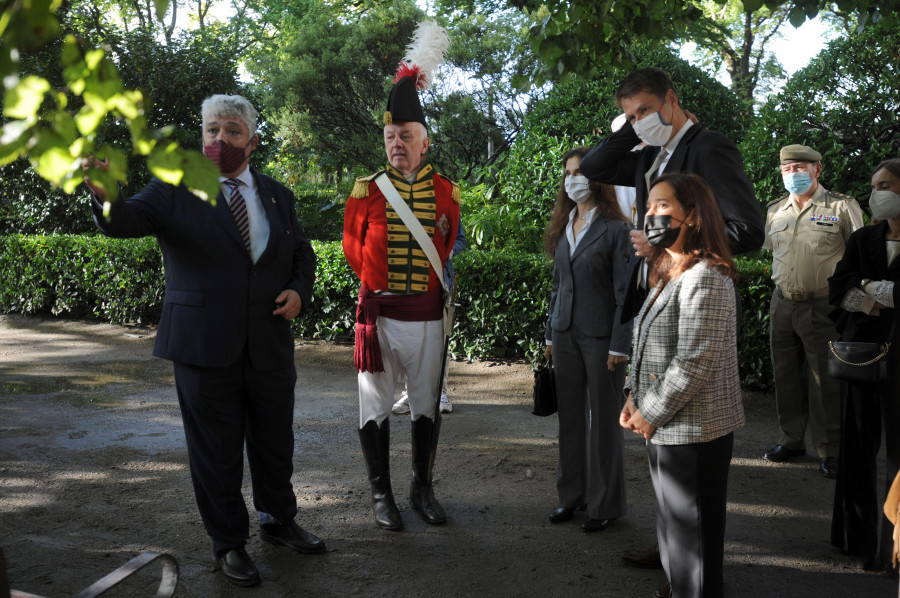 Inés Rey recibió ayer al embajador británico con una ofrenda floral a sir John Moore