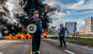 Vuelve la huelga indefinida a la planta de Alcoa en San Cibrao con barricadas  de neumáticos