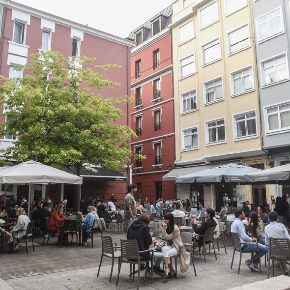 A Coruña cambiará las tarimas de madera de la plaza de la Cormelana para evitar resbalones