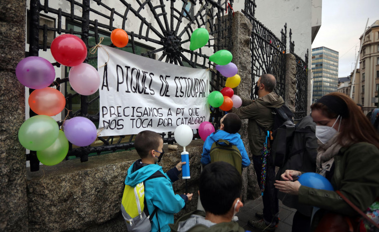 Familias de alumnos de siete centros de A Coruña, Culleredo y Oleiros reclaman un nuevo docente