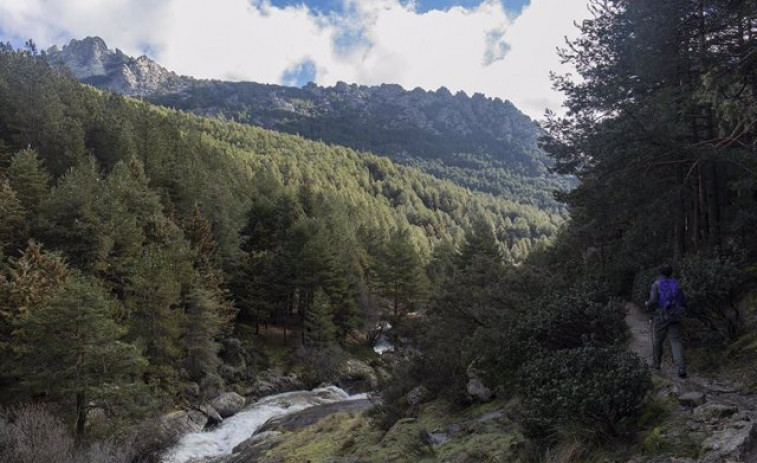 Fallece un senderista despeñado por un precipicio de cinco metros en Sierra Nevada