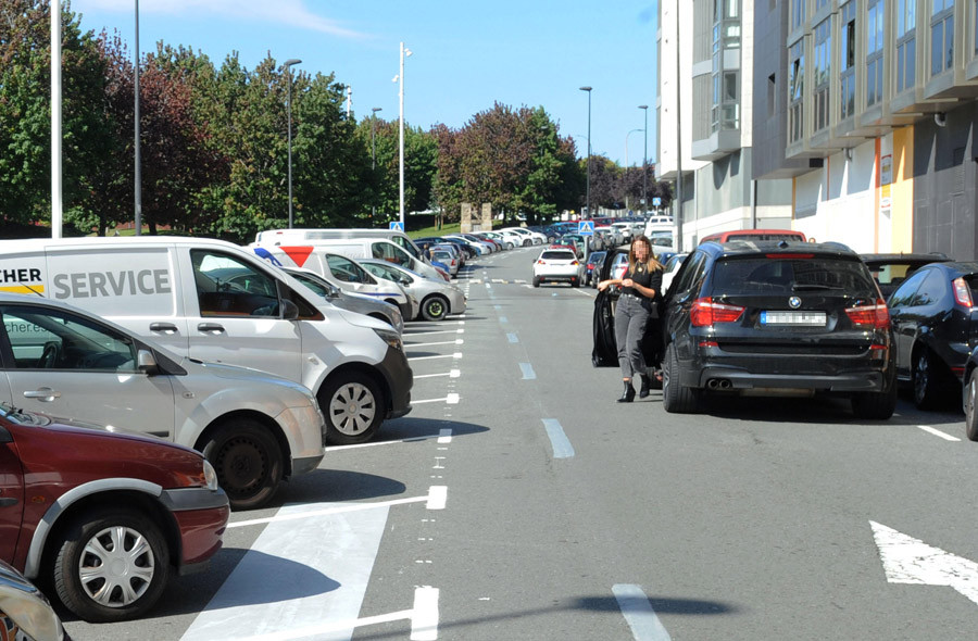 El cambio de aparcamiento a batería en Vioño es aplaudido, pero la doble fila permanece