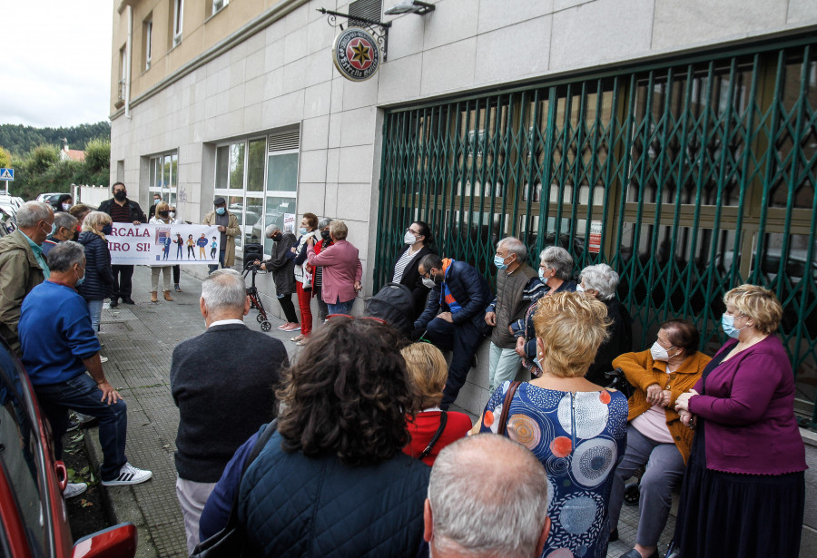 Los vecinos de A Barcala protestan contra el cierre del cajero