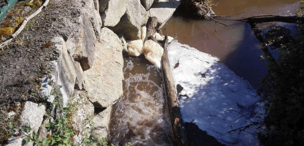 Bergondo investiga un vertido de varios días en el río Maior, en Lubre