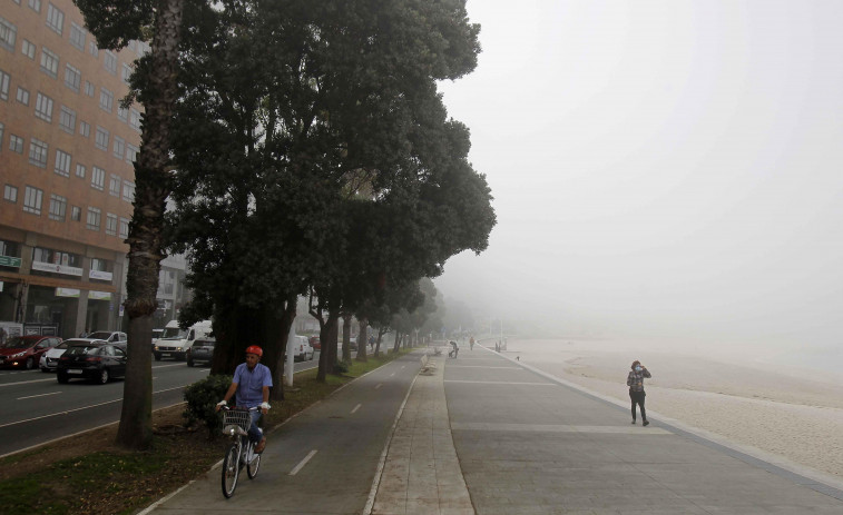 La niebla obliga a desviar los primeros vuelos de la mañana y entorpece el tráfico del Puerto