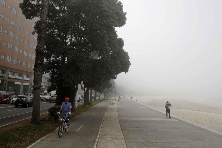 La niebla obliga a desviar los primeros vuelos de la mañana y entorpece el tráfico del Puerto